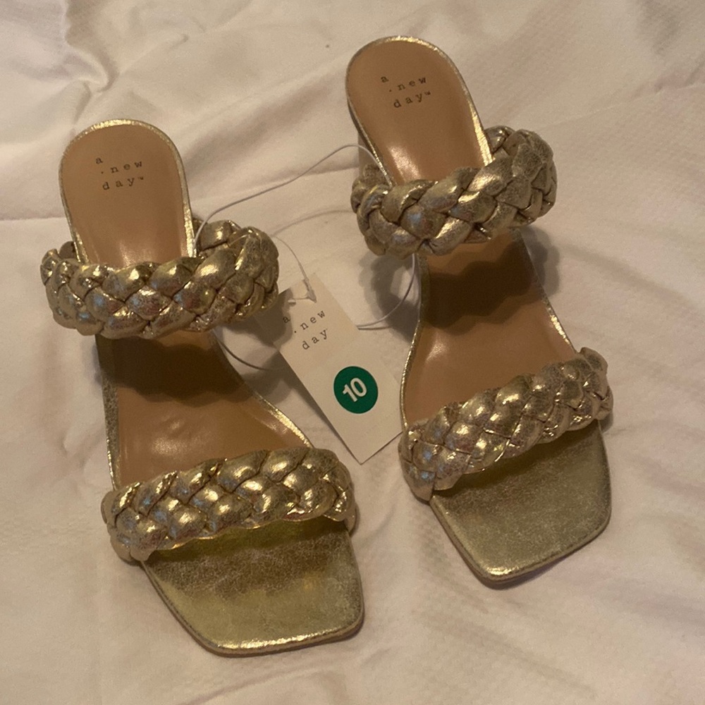 NWT size 10 slide ins gold